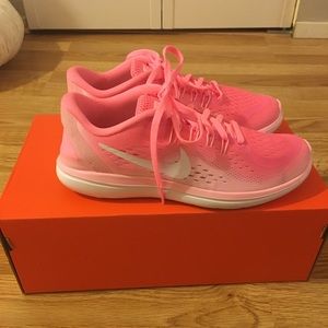 Nike Flex 2017 lightweight running sneaker pink